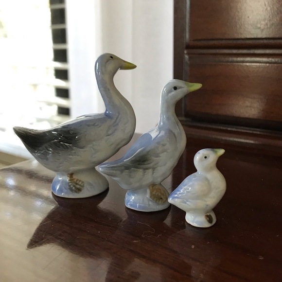 Three tiny cute vintage porcelain ceramic pottery geese blue white yellow tones - Picture 2 of 7